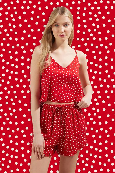 Trendyol Collection Gewebtes Pyjama-Set mit roten, gepunkteten Rüschen, detaillierten Seilträgern und Viskose-Shorts THMSS21PT0742