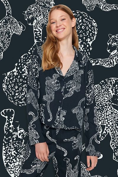 Trendyol Collection Піжама з віскозного полотна з тигровими візерунками антрацитового кольору THMAW24PT00092