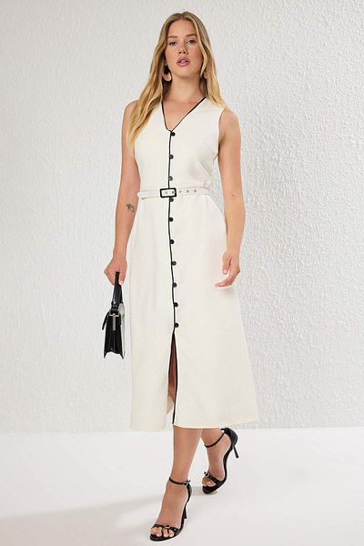 Trendyol Collection Λευκή ζώνη σε γραμμή Α με λεπτομέρεια με κουμπιά και φόδρα μίντι υφαντό φόρεμα TWOSS25EL00810