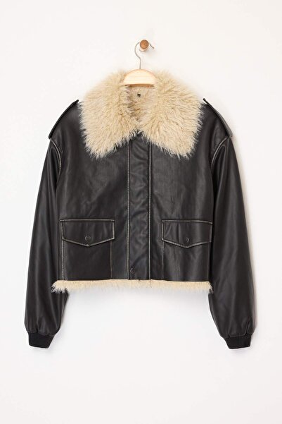 Trendyol Collection Schwarzer, normaler, pelziger, detaillierter Kunstledermantel TWOAW26MO00087