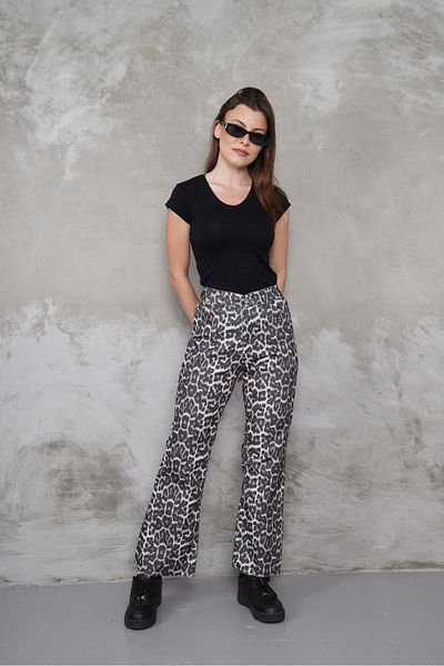 macharel jeans بنطلون جينز بقصة واسعة ونمط الفهد