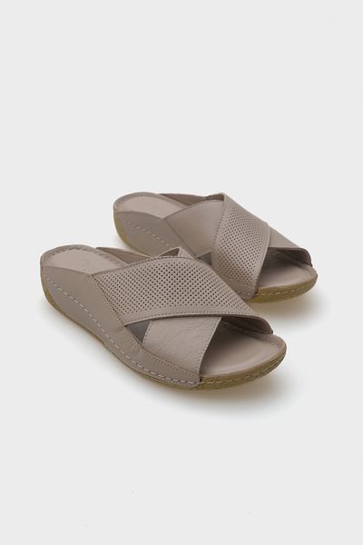 Capone Outfitters شبشب نسائي من الجلد المريح ذو حزام متقاطع من Nissa