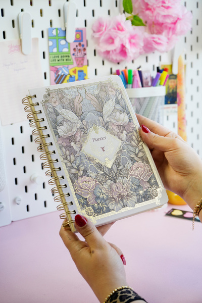 Victoria's Journals Седмичен планер с твърди корици, подвързан със спирала, без дата, с 12 отметки, 192 страници.