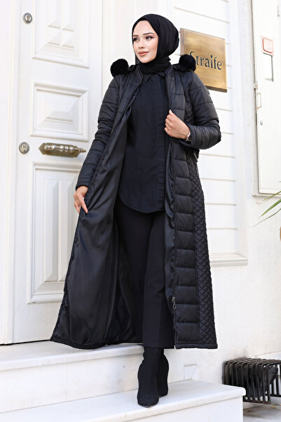 Tesettür Dünyası Černý prošívaný kabát - chlupatá kapuce, po celé délce TSD240710