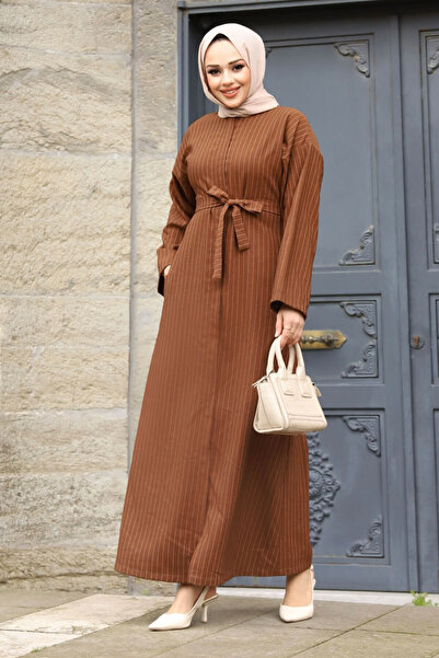 Tesettür Dünyası Brązowa Abaya z paskiem TSD240202, zapinana na ukryty zamek błyskawiczny w paski
