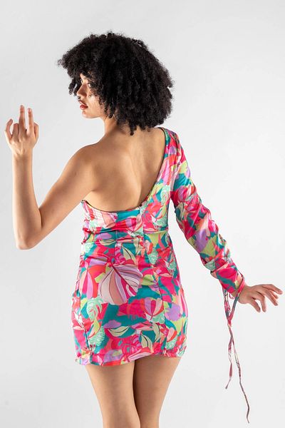 Bak Moda Rochie mini cu o mânecă detaliată pe umăr satin roz