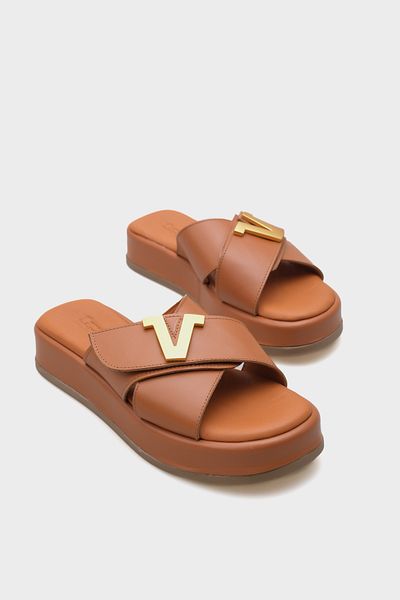 Capone Outfitters Дамски чехли Dara от естествена кожа с кръстосани презрамки, V-образна катарама и клиновиден ток