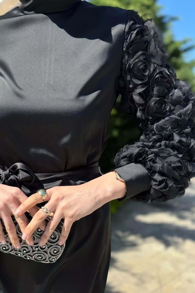 Tane 25Y4660 ELBİSE ABİYE SATEN JKOLLARI GÜL DETAYLI SİYAH