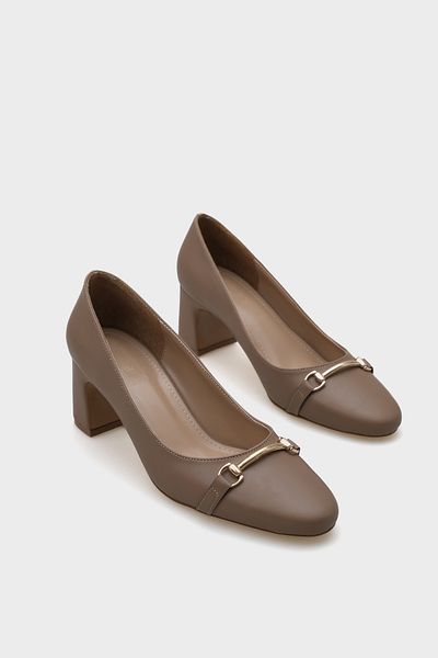 Capone Outfitters Дамски обувки Rayna със среден ток и кръгъл връх, метален аксесоар