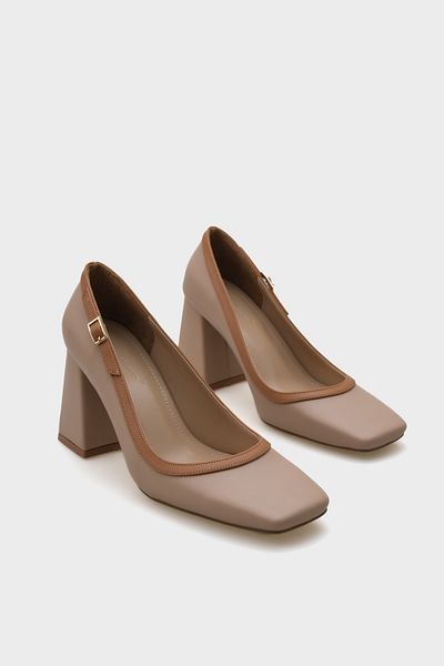 Capone Outfitters حذاء نسائي بإبزيم وكعب متوسط ​​من Penny Blunt Toe