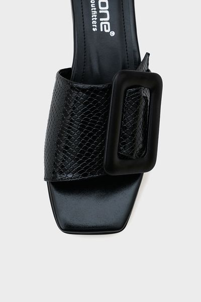 Capone Outfitters Dámské pantofle Malia s krátkou přezkou na podpatku z lakované kůže Crocodile