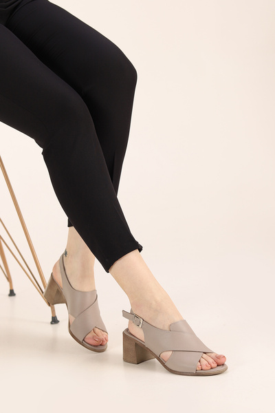 ERDİ AKAY صنادل نسائية مريحة بكعب من الجلد الطبيعي