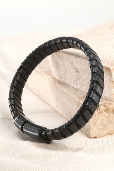 Chillin' Stylish Men's Black Leather Bracelet with Magnet Clip Shiny Men's Wrist Accessory
