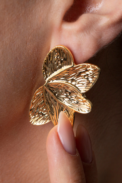 Elika Silver Modern Altın Dokulu Çiçek Küpe