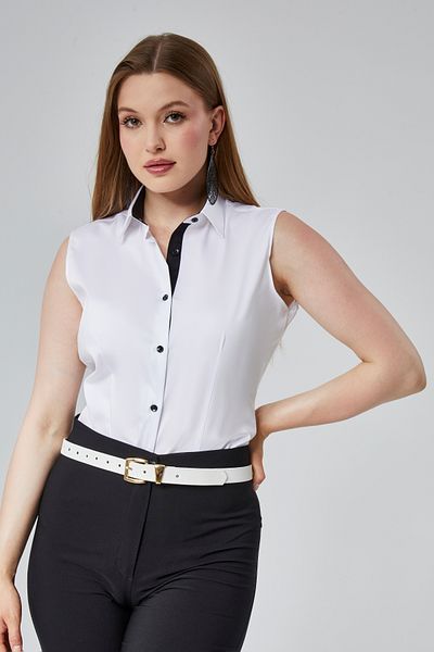 by shirts collection Cămașă albă cu mâneci zero, cu decolteu și detaliu cu nasturi