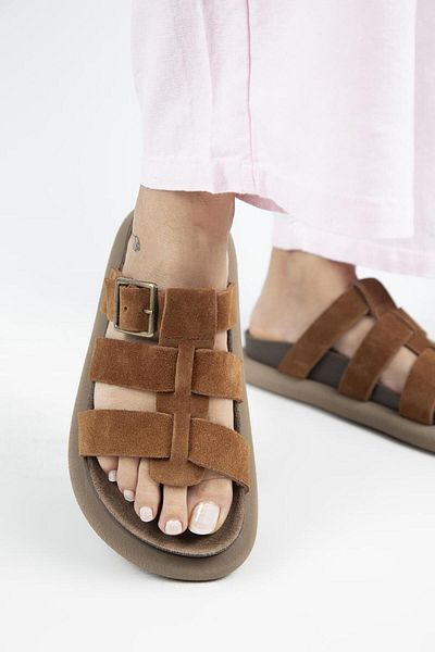 Manijero (Hicks) Women's Genuine Leather Buckle Strap Tan Slippers