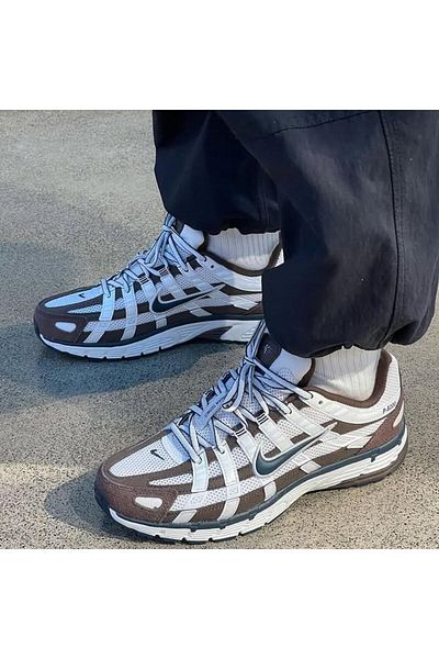 Nike حذاء رياضي بني P-6000 من يوسبورتس