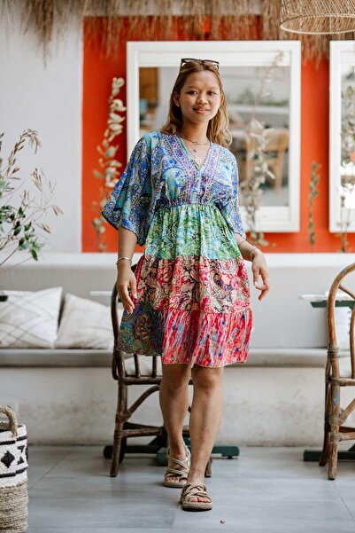 Miss Boheme Mavi Renk Patchwork Desenli Önü V Arkası Bağlamalı Kısa İpek Elbise