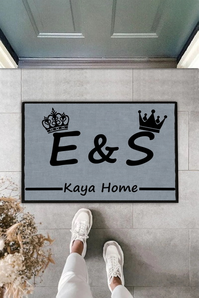 Hediye Deposu Harfler Ve Soyisim Taçlı Kişiye Özel Tasarım Kapi Paspas 60x40cm Kapi Onu Paspasi