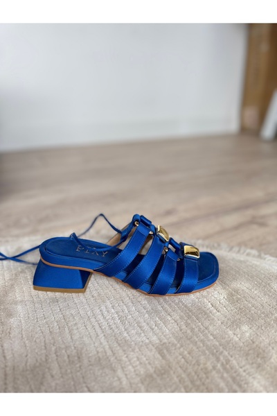 Desire صندل مربوط باللون الأزرق الساتان