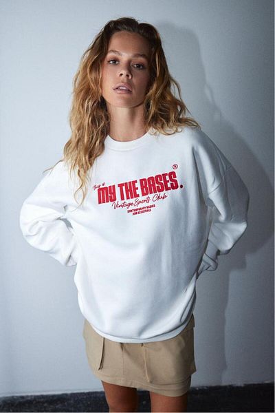 bases. Oversize Embroidered Crew Neck Sweatshirt with Fleece Inside