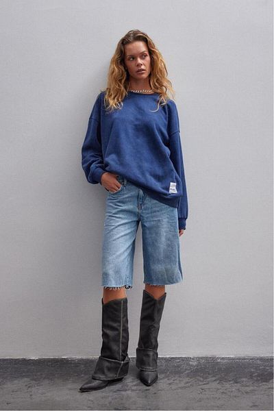 bases. Basic Crew Neck Oversized Sweatshirt with Faded Effect and Fleece Inside