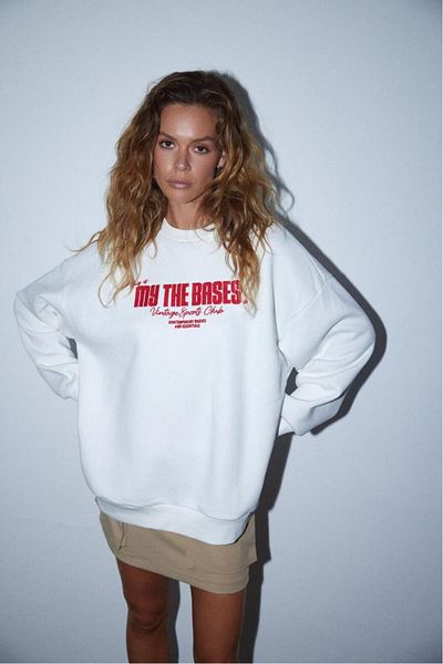 bases. Oversize Embroidered Crew Neck Sweatshirt with Fleece Inside
