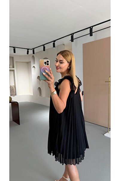 Sezgi Tekin Omuz Fırfır Detay Piliseli Siyah Şifon Elbise