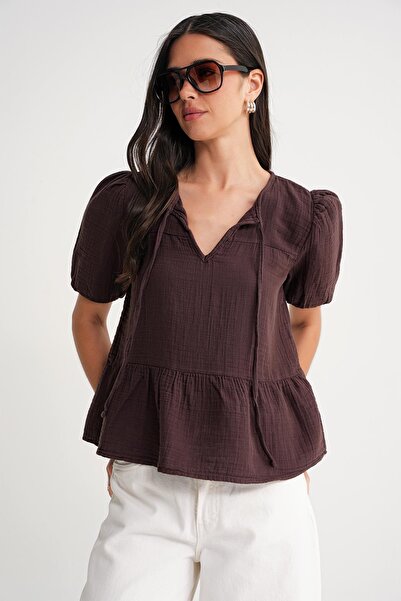 Mixray 4715 Γυναικεία μπλούζα μουσελίνας με κοντό μανίκι με γιακά καφέ