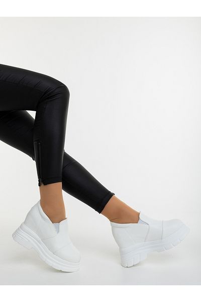 Kalapod Women's white sports shoes made of patent leather Mundria