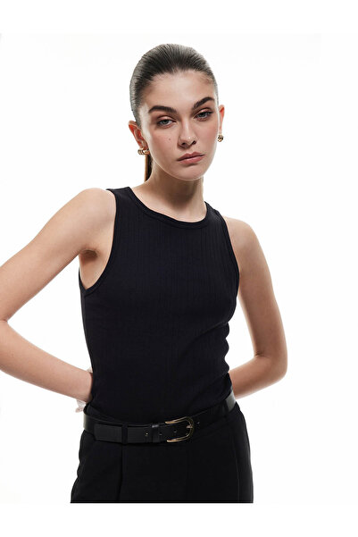 Koton قميص داخلي مضلع من القطن بقصة ضيقة بدون أكمام ورقبة دائرية