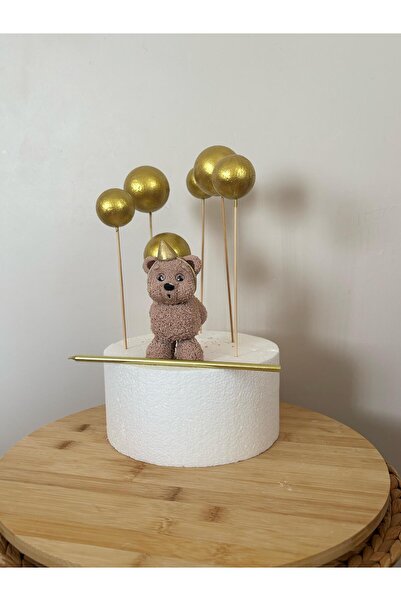 Maket Atelier Doğum Günü Şeker Hamurundan Altın Balonlu Mum Üfleyen Ayıcık Pasta Süsü Figürü - El Yapımı
