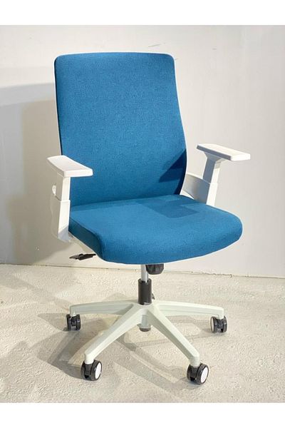 DEC48 Swivel office chair with elegant design and absolute comfort.