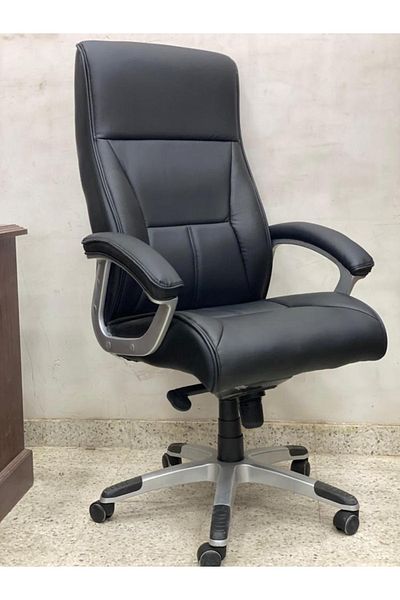 DEC41 Swivel office chair in different colors.