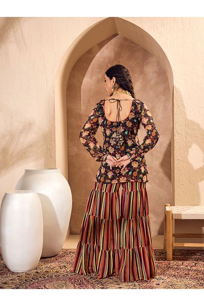 Sassafras By Styli طقم كورتا بطبعة زهور واسعة الرقبة مع شارارا متدرجة