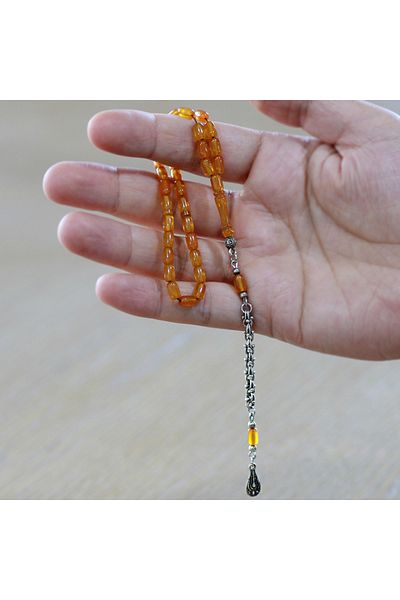 Tesbihane سلسلة معدنية متدلية من نوع Albanian Chain، مقصوصة على شكل كبسولة، لون عسلي، بطول المعصم، مسبحة من العنبر الناري