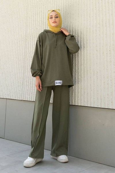 ONE WAY FASHION A distinctive sports set with an elegant design and luxurious material made of soft double crepe fabric.