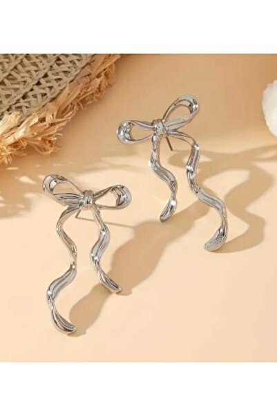 Ivory Pearl أقراط على شكل شريط فضي اللون. هدية