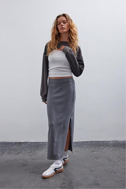 bases. Жіноча спідниця-міді з розрізом