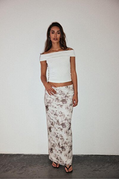 bases. Fusta maxi ajustată din tul cu model