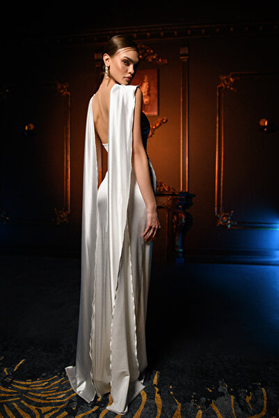 Gira official Beyaz Saten Kalp Yaka Şal Detaylı Uzun Elbise