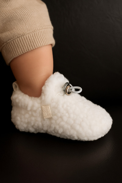 Tiny Feet Peluş Astarlı Ve Yüzeyli Ayarlanabilir Lastikli Kaydırmaz Taban Bebek Pandufu, Ev Patiği