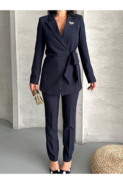 Ekim Store Costum blazer dublu cu insignă pe guler și centură