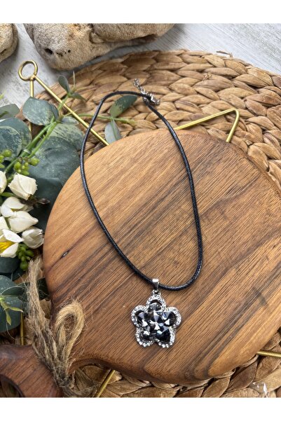 SEDEF TAKI Siyah taşlı çiçek parıltılı kolye