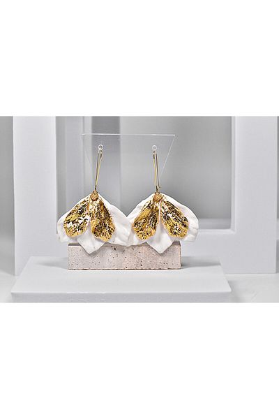 NARRU NARRU earrings, handmade, chandelier, flower, white cube, gold details, Vera 10