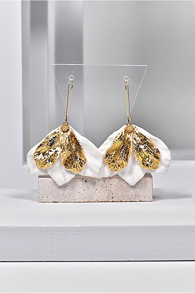NARRU NARRU earrings, handmade, chandelier, flower, white cube, gold details, Vera 10