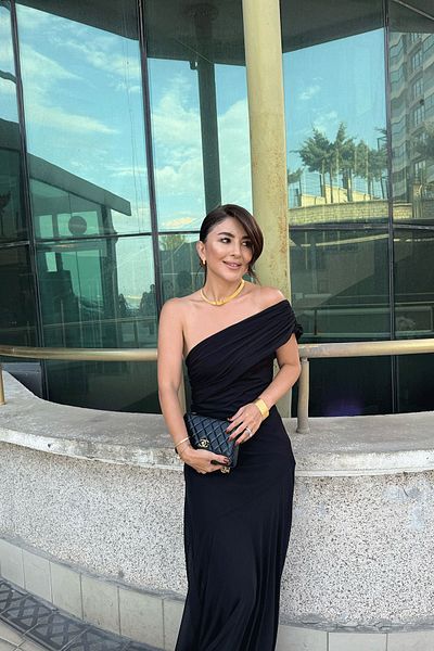 Özge Özgenç Rochie cu guler drapeat pe un umăr