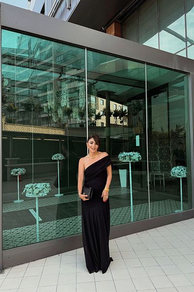 Özge Özgenç Rochie cu guler drapeat pe un umăr