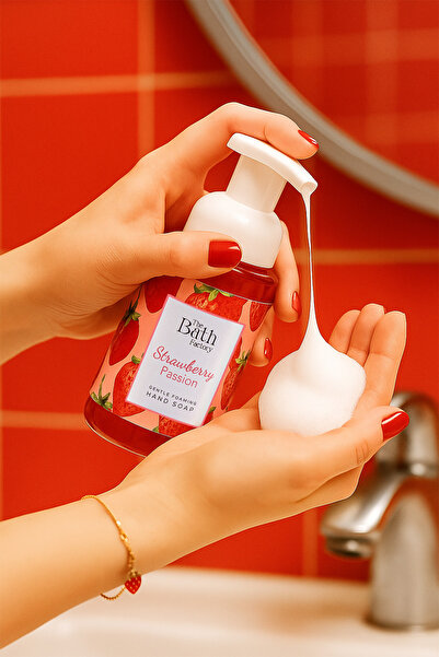 THE BATH FACTORY Moisturizing Strawberry Foam Soap 300 ml