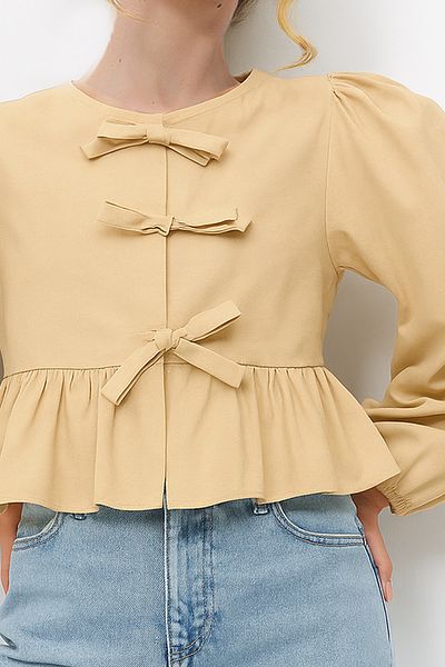 Trend Alaçatı Stili Beige Popeline-Bluse mit Rundhalsausschnitt und Schleife – ALC-X13375